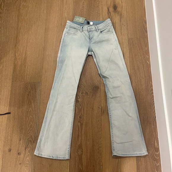 NWT H&M low rise flare jeans w/ back pocket flaps size 6 color light denim blue - Picture 3 of 6